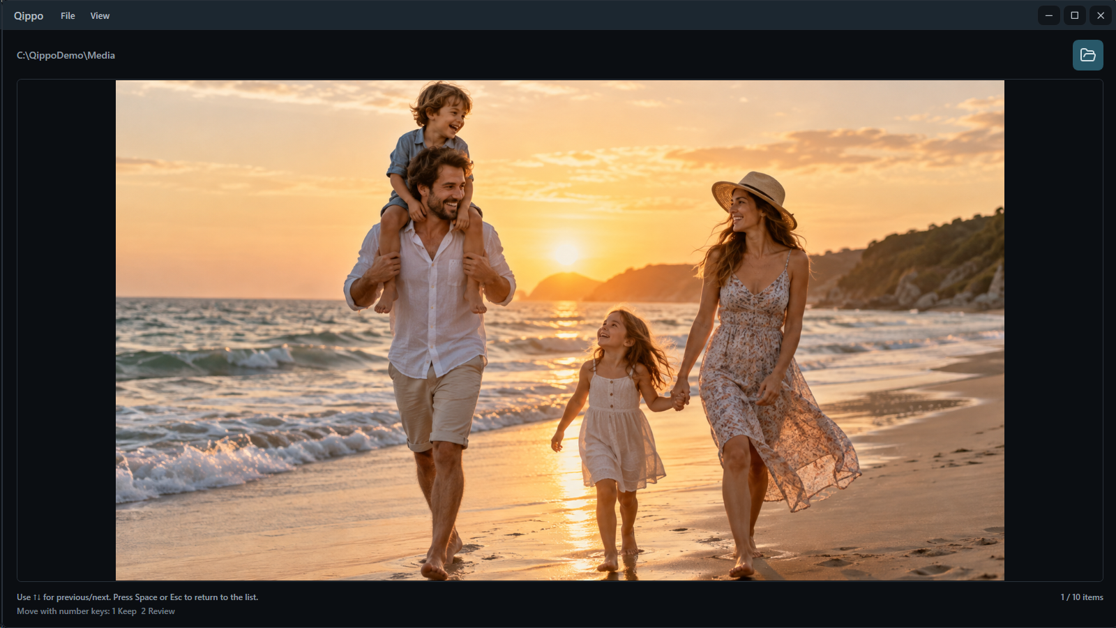 Qippo image preview displaying a family photograph at a large size